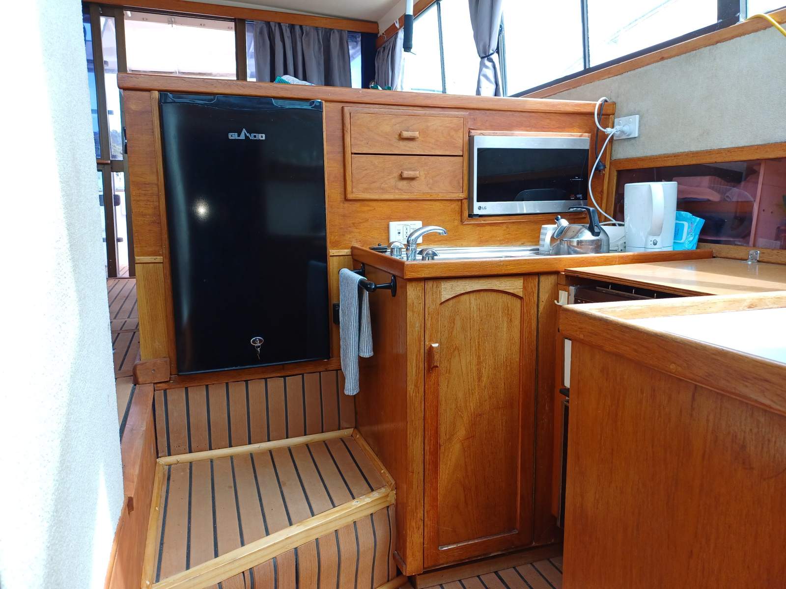 APACHE Riviera 38 Flybridge Fairly priced, well equipped twin cabins. Boat Brokers of Tasmania