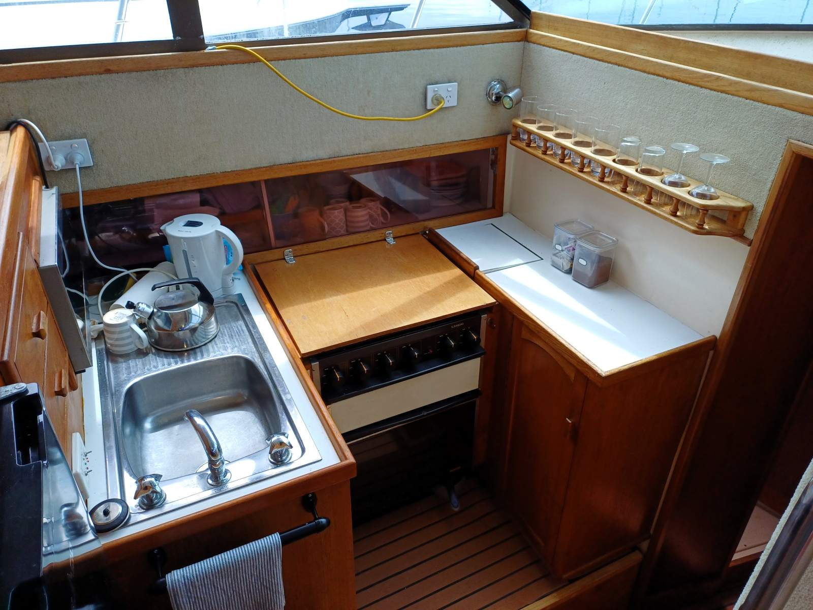APACHE Riviera 38 Flybridge Fairly priced, well equipped twin cabins. Boat Brokers of Tasmania