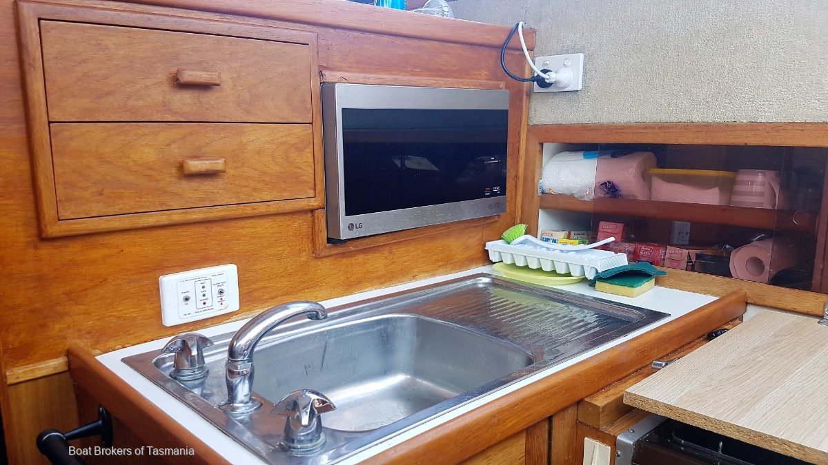 APACHE Riviera 38 Flybridge Fairly priced, well equipped twin cabins. Boat Brokers of Tasmania