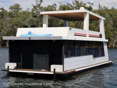 Illusion Houseboat Holiday Home on Lake Eildon