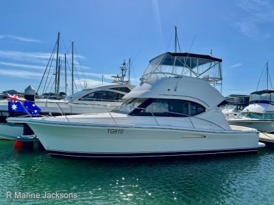 Riviera 33 Flybridge