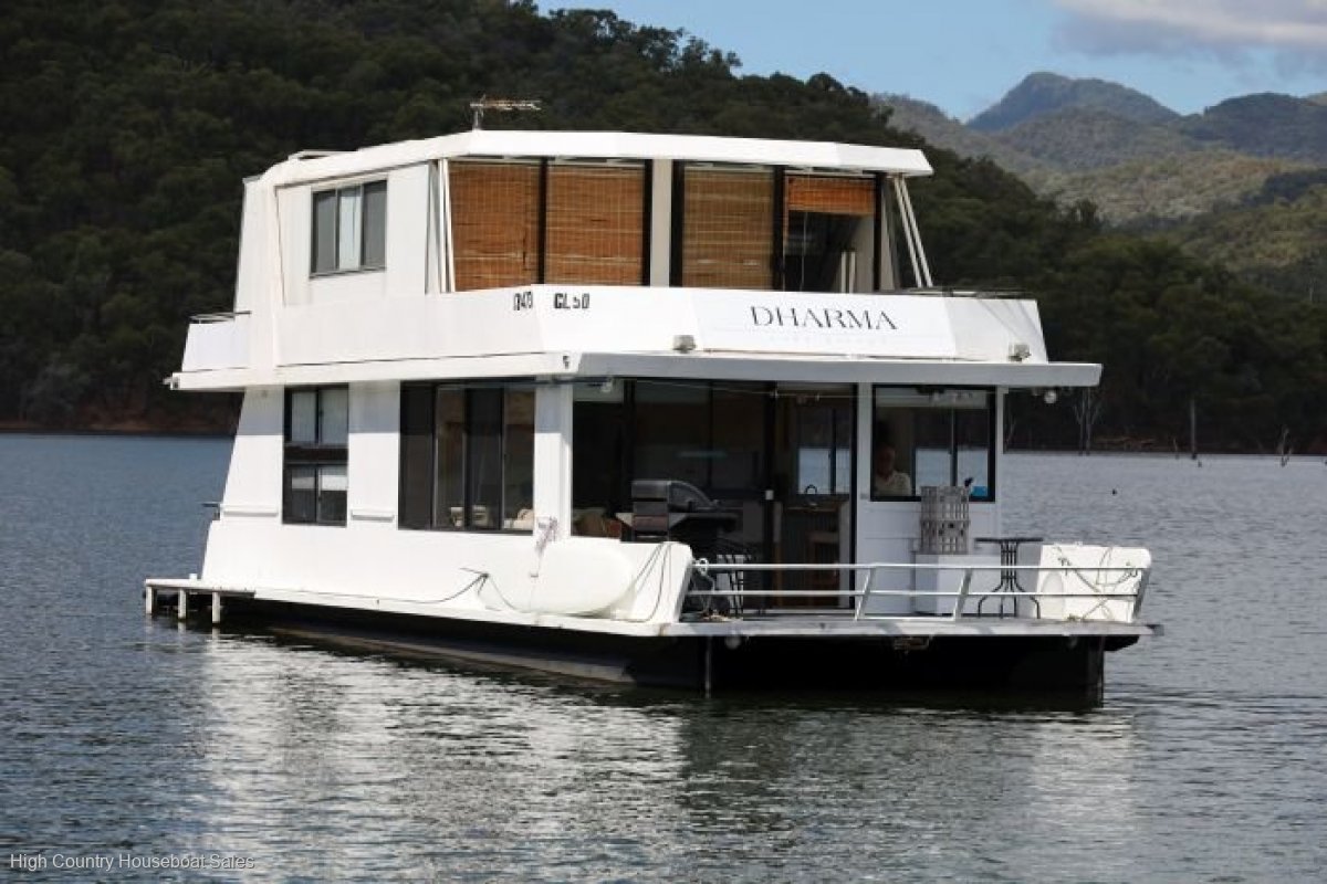 DHARMA Houseboat Holiday Home on Lake Eildon:Dharma on Lake Eildon
