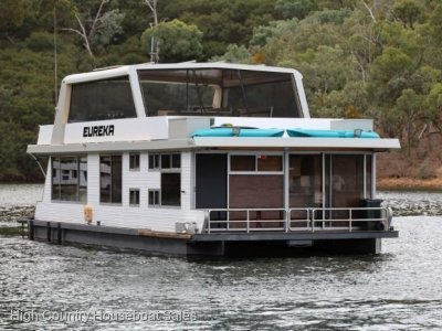 EUREKA Houseboat Holiday Home on Lake Eildon