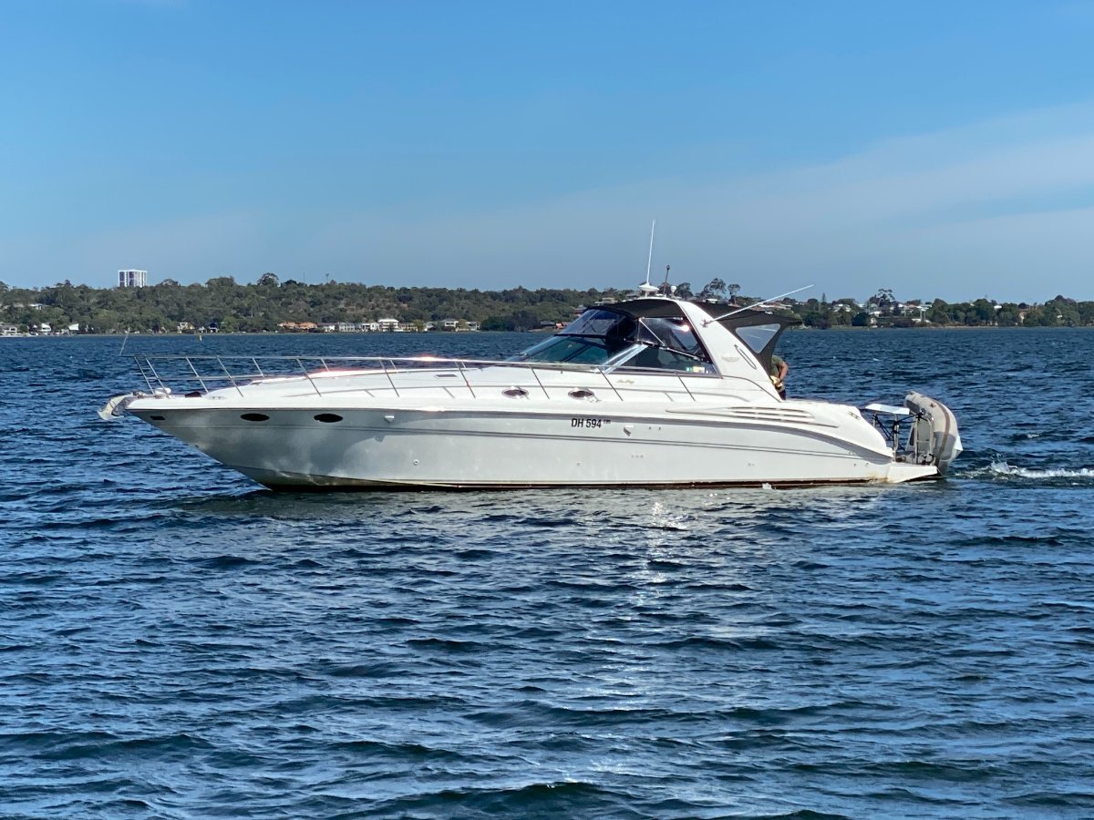 Sea Ray 40 Sundancer " 2 x Diesel Shaft Drives ' 2 CABINS and ENSUITES:SEARAY 400 by YACHTS WEST MARINE
