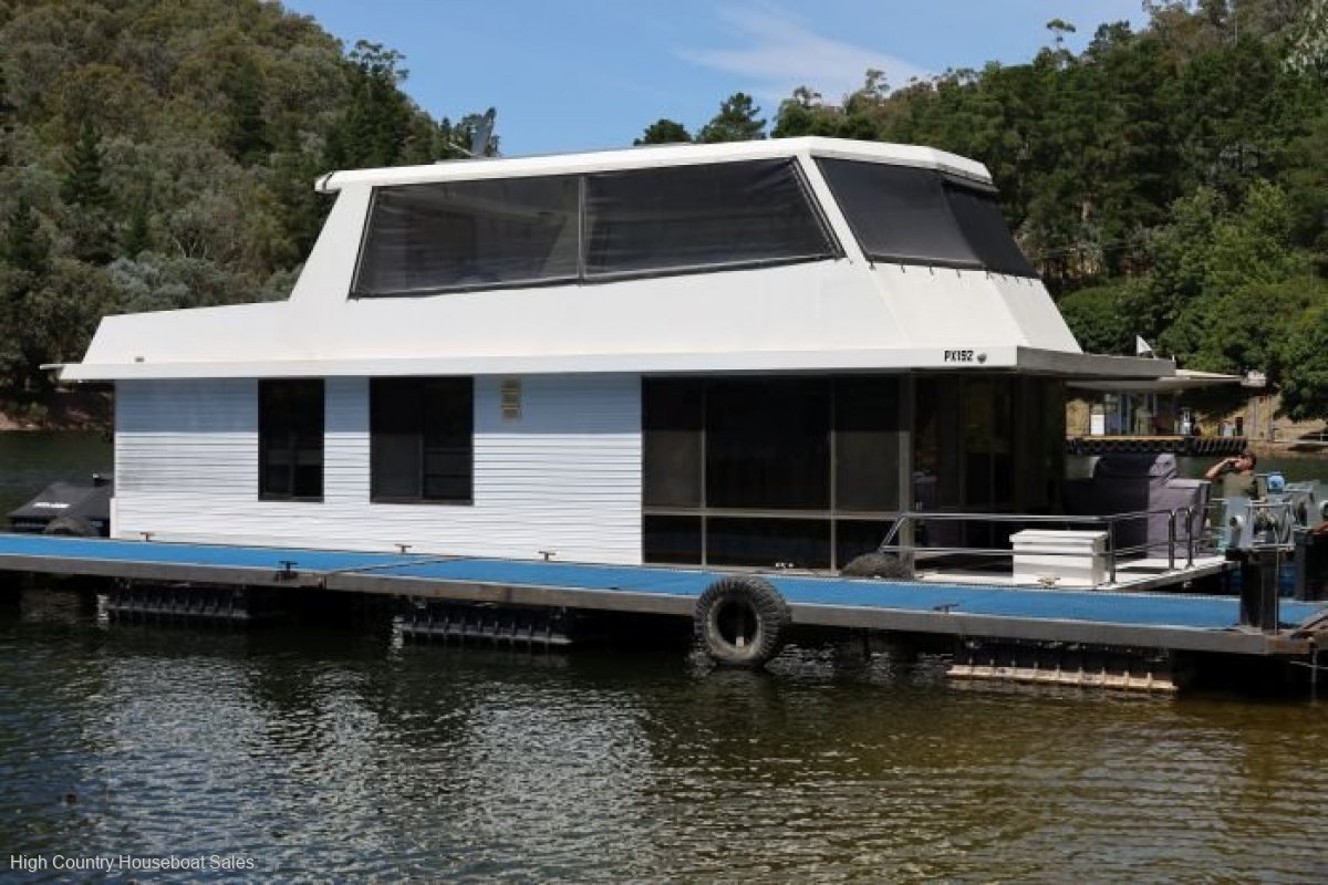 KINGFISHER Houseboat Holiday Home on Lake Eildon:Kingfisher on Lake Eildon