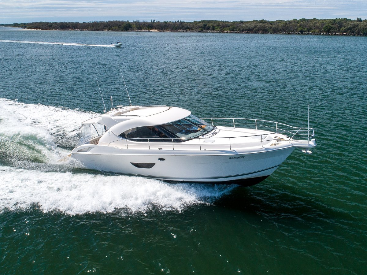 Riviera 4400 Sport Yacht
