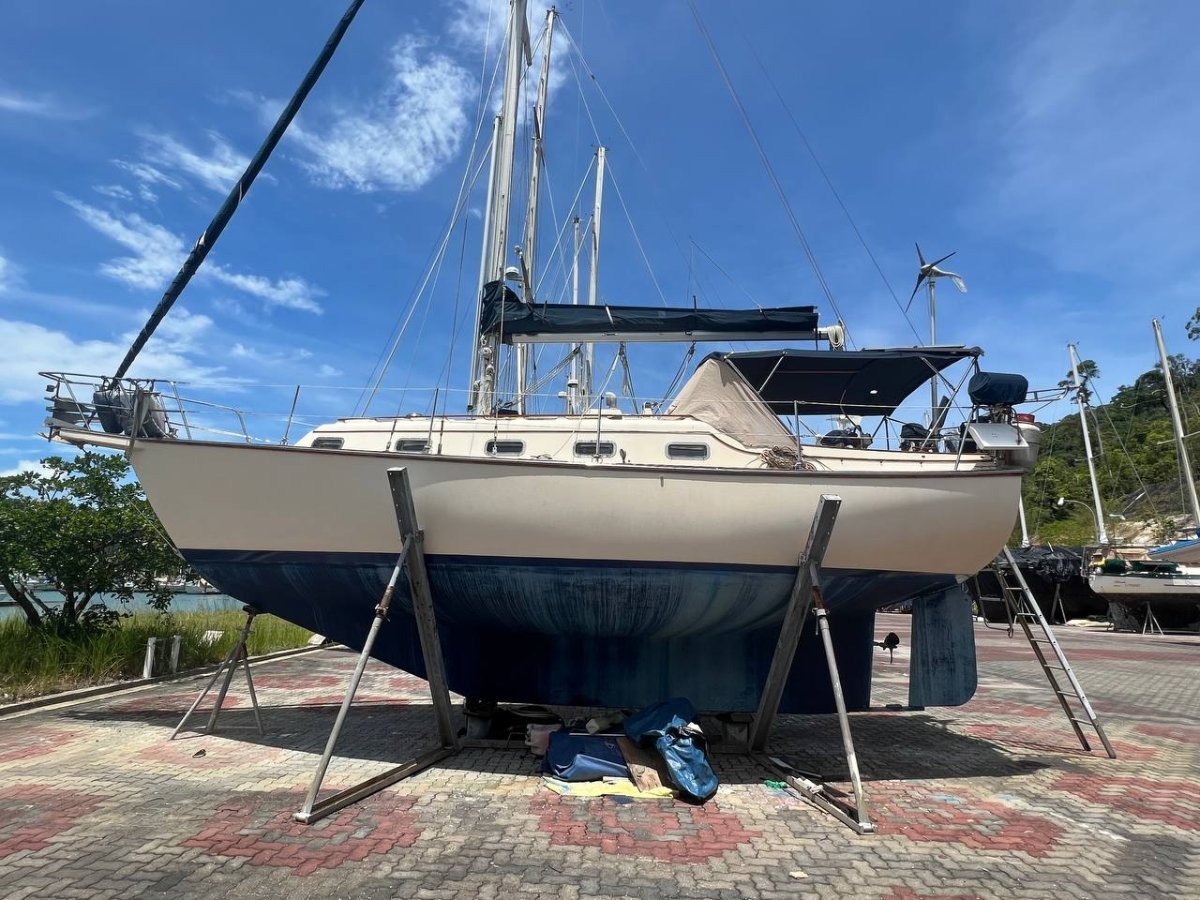 Island Packet 32 Cutter For sale in Langkawi Malaysia:Island packet 32 yacht for sale in Langkawi, Malaysia.