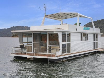 Maximum Houseboat Holiday Home on Lake Eildon