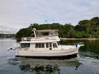 Mainship 400 Trawler Family Cruiser