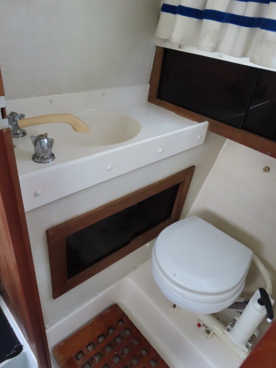 Bertram 25 Flybridge Freshly Serviced, Low Hours Engine! Power Boats