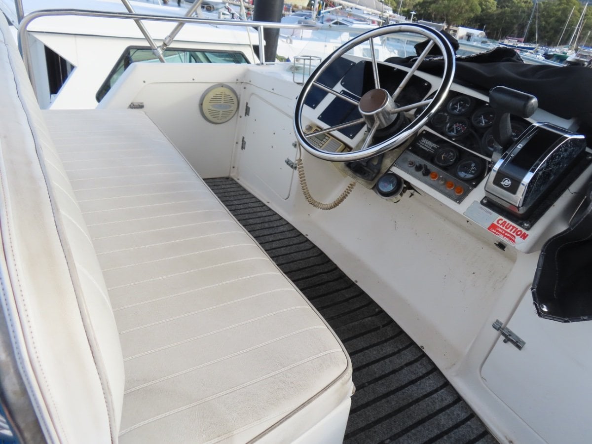 Bertram 25 Flybridge Freshly Serviced, Low Hours Engine! Power Boats