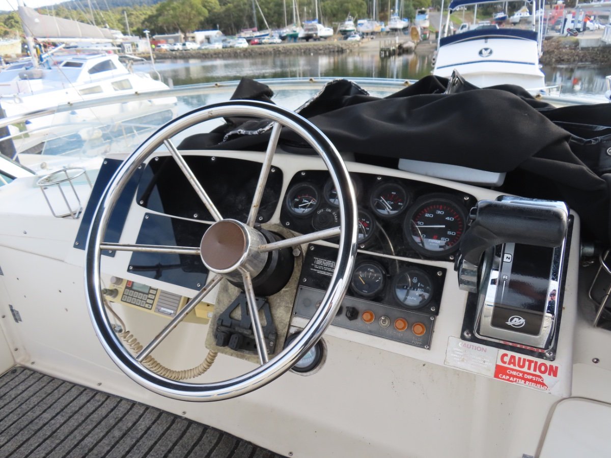 Bertram 25 Flybridge Freshly Serviced, Low Hours Engine! Power Boats