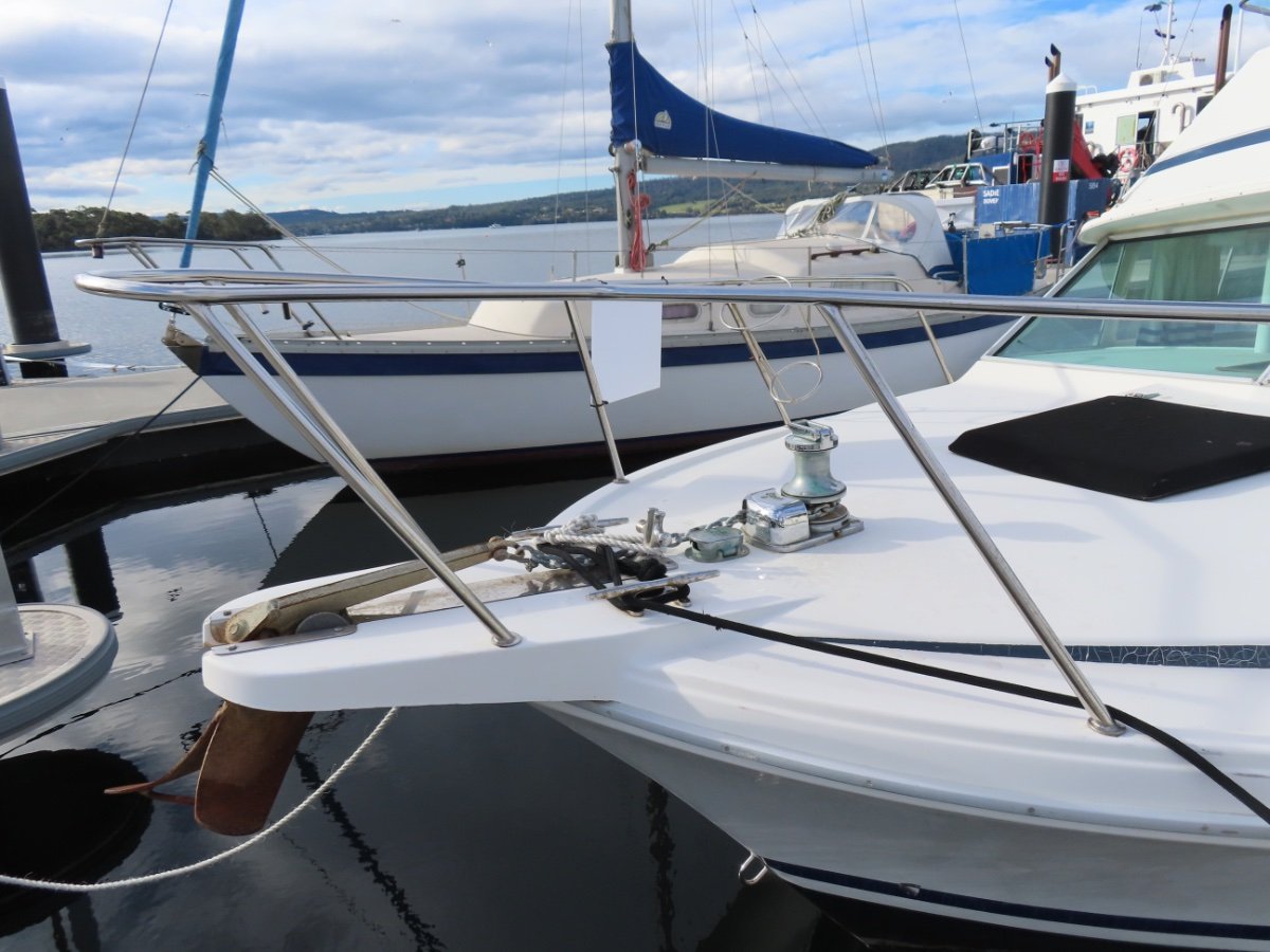 Bertram 25 Flybridge Freshly Serviced, Low Hours Engine! Power Boats