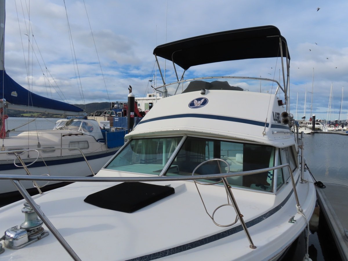 Bertram 25 Flybridge Freshly Serviced, Low Hours Engine! Power Boats