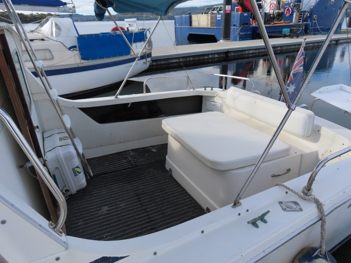Bertram 25 Flybridge Freshly Serviced, Low Hours Engine! Power Boats