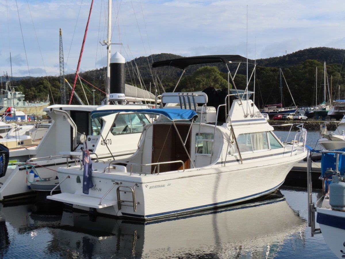 Bertram 25 Flybridge Freshly Serviced, Low Hours Engine! Power Boats