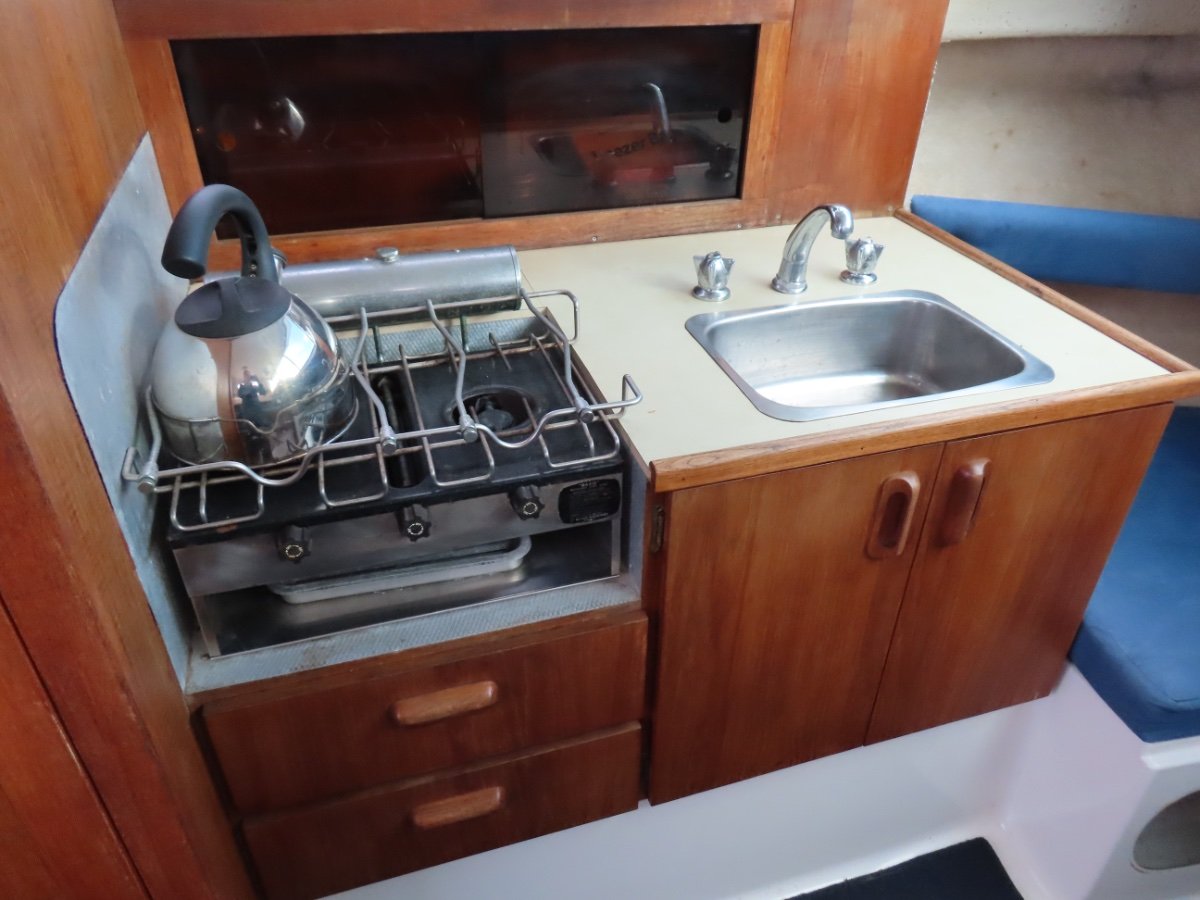 Bertram 25 Flybridge Freshly Serviced, Low Hours Engine! Power Boats