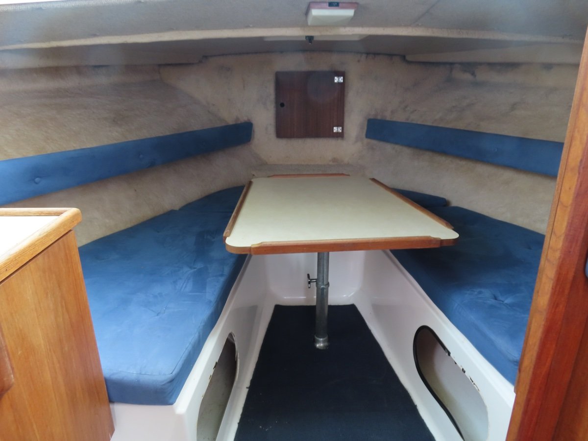 Bertram 25 Flybridge Freshly Serviced, Low Hours Engine! Power Boats