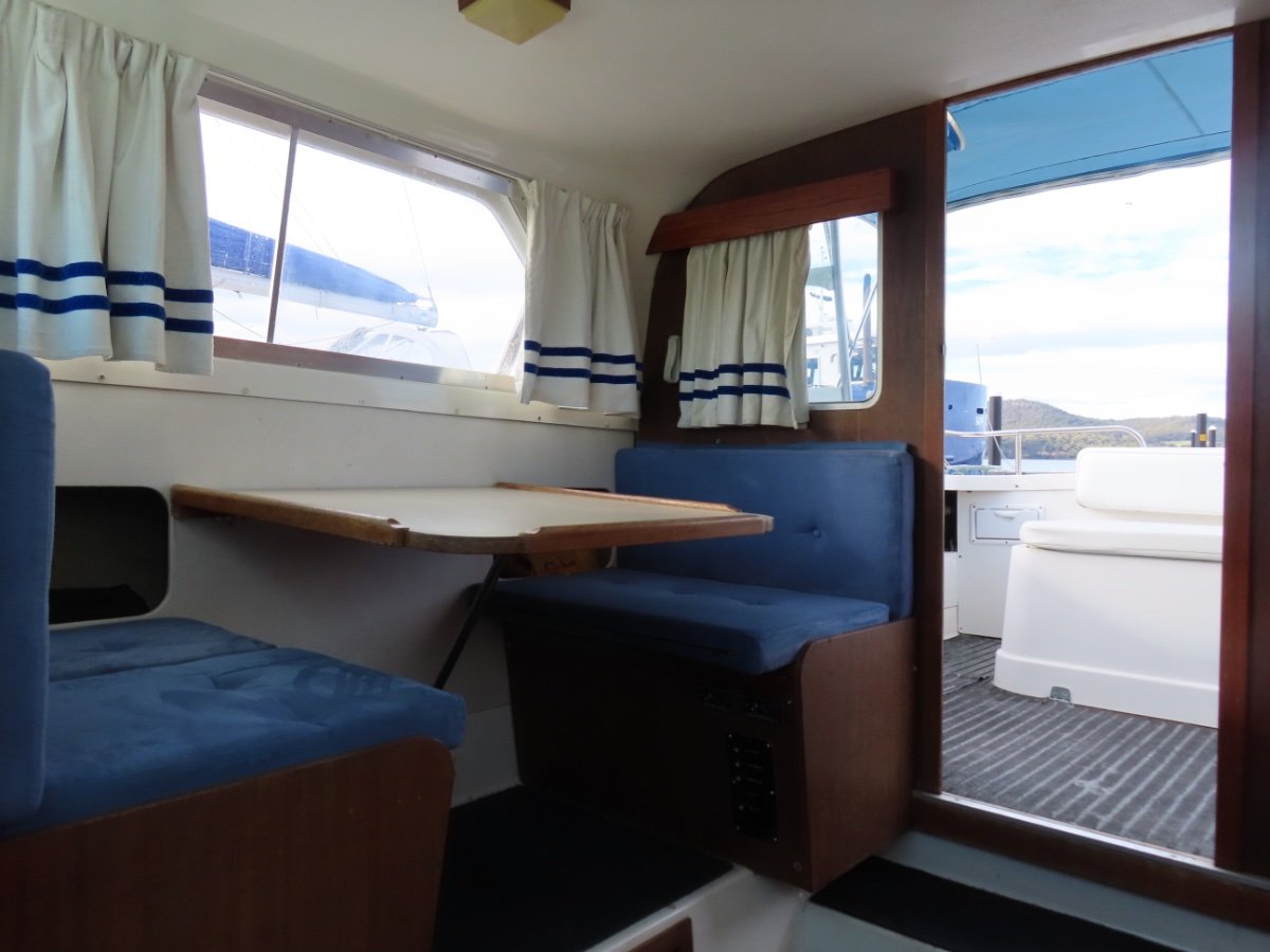 Bertram 25 Flybridge Freshly Serviced, Low Hours Engine! Power Boats