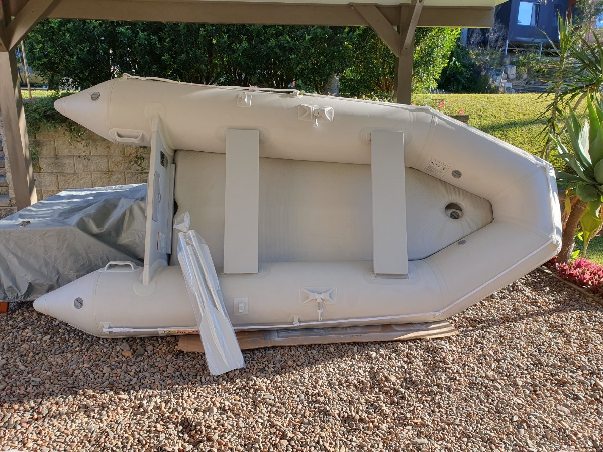 Island Inflatables Island Airdeck 330 used once, oars still in the packet, repair kit,