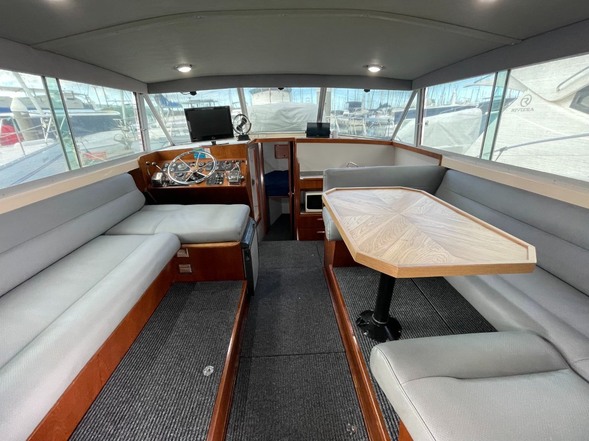 Caribbean 32 Flybridge Cruiser Twin Diesel Shaft Drive