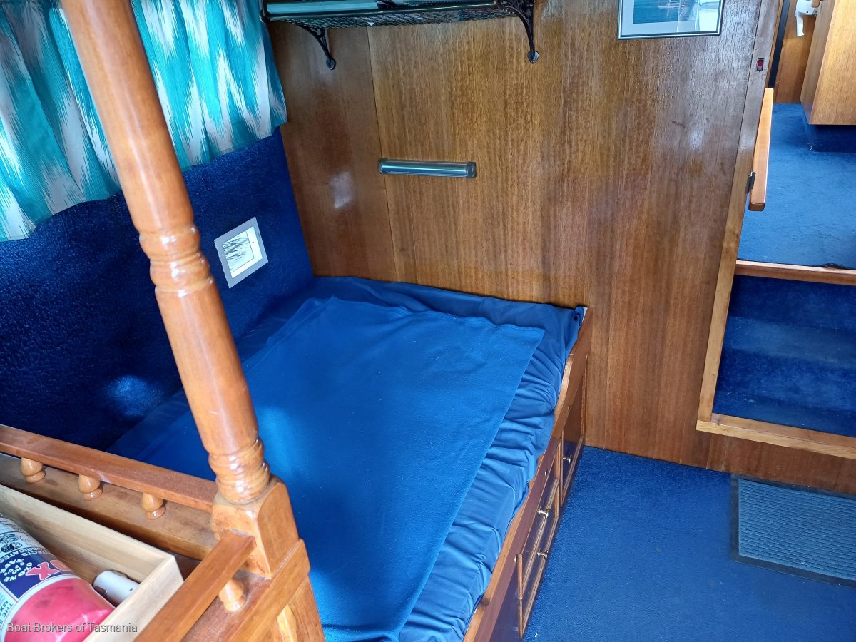 ARCADIA Boden Flybridge Cruiser Ford diesel, aft cabin fibreglass weekender Boat Brokers of Tasmania