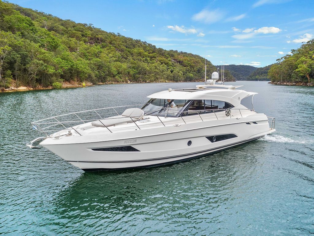 Riviera 5400 Sport Yacht