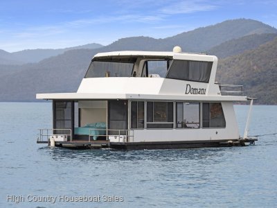 Domani Houseboat Holiday Home on Lake Eildon