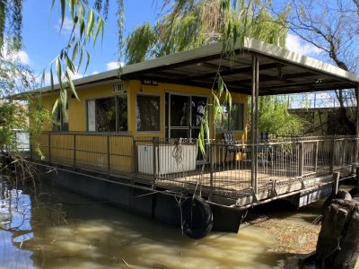 Affordable & Comfortable 2 Bed 1 Bath Houseboat.