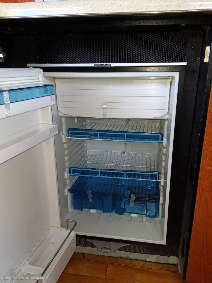  Sea Ray 480 Sedan Bridge Twin 660hp Cats. Low hours, well equipped. Boat Brokers of Tasmania