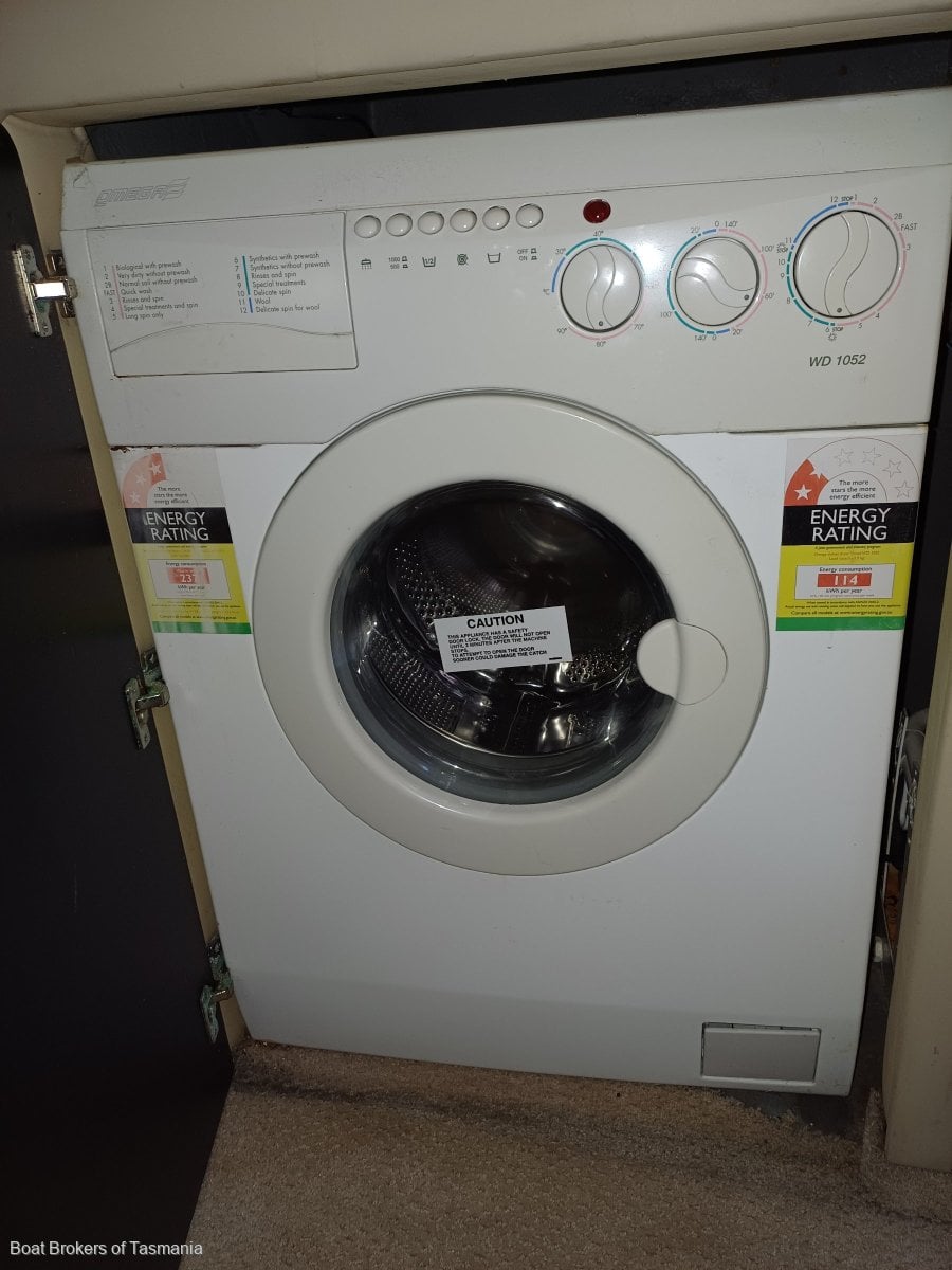  Sea Ray 480 Sedan Bridge Twin 660hp Cats. Low hours, well equipped. Boat Brokers of Tasmania