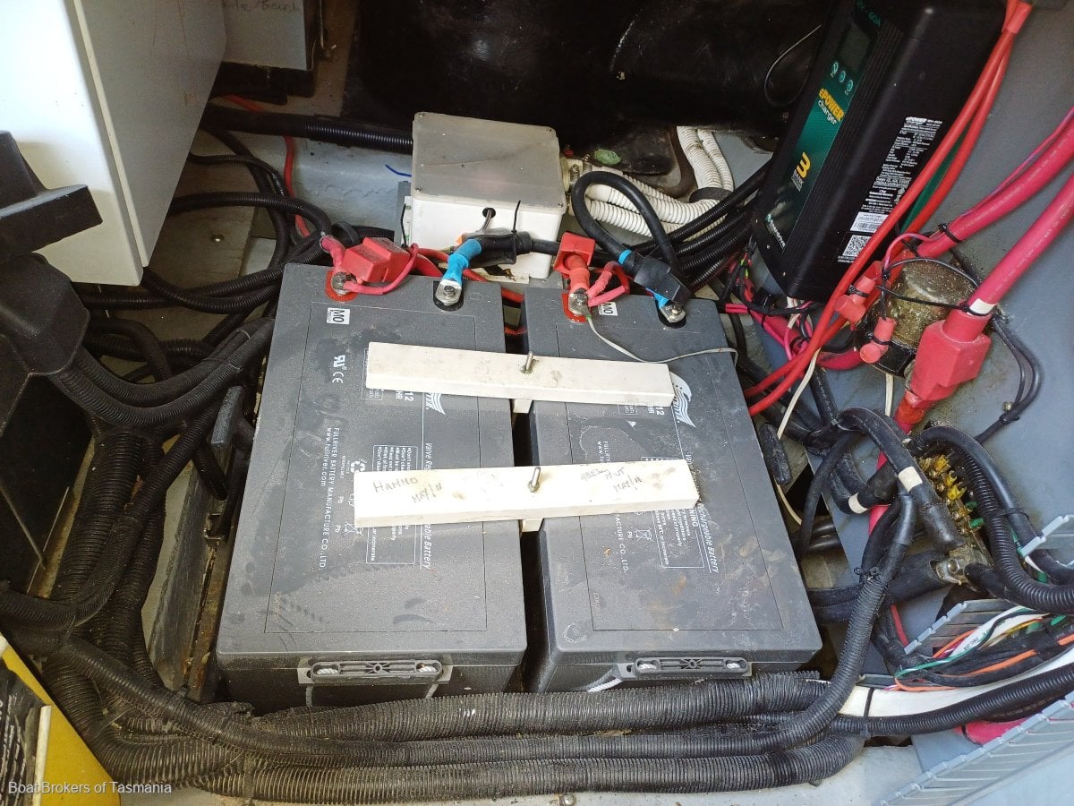  Sea Ray 480 Sedan Bridge Twin 660hp Cats. Low hours, well equipped. Boat Brokers of Tasmania