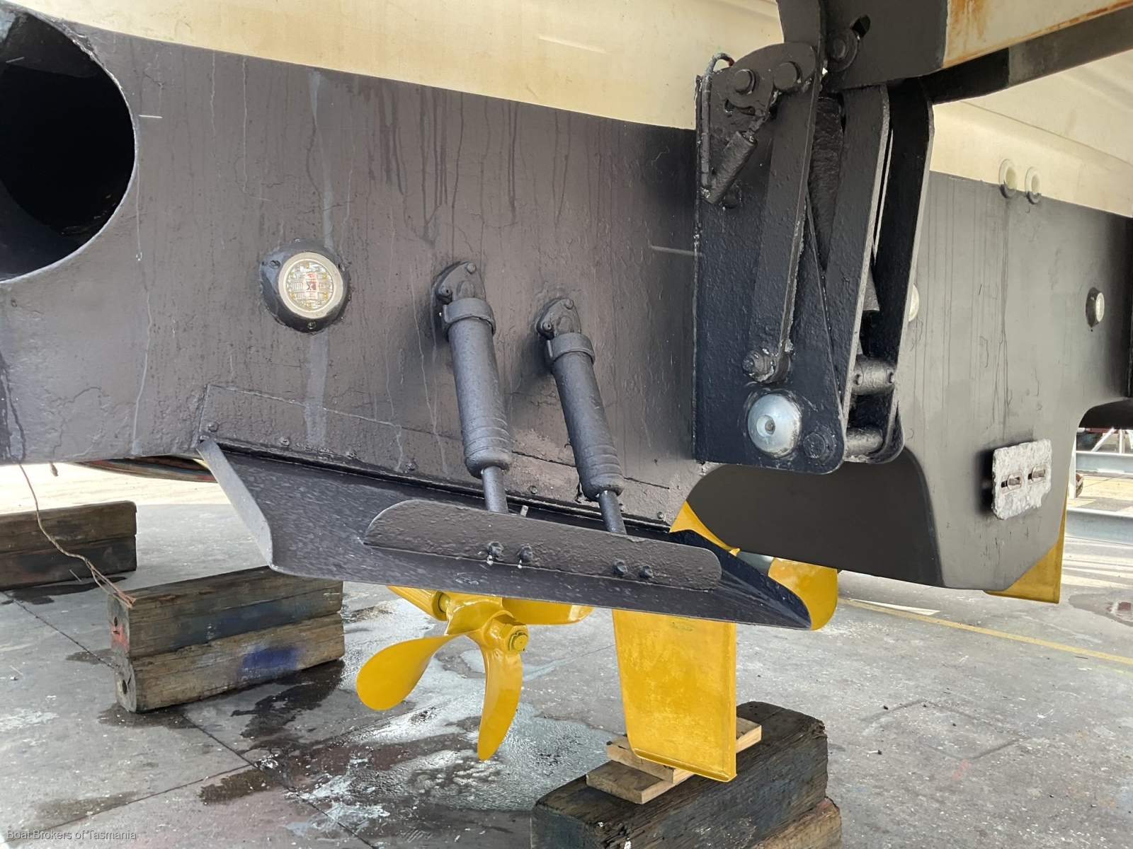  Sea Ray 480 Sedan Bridge Twin 660hp Cats. Low hours, well equipped. Boat Brokers of Tasmania