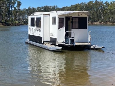 Expanding Trailerable Houseboat