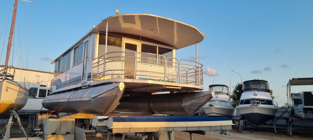 Pontoon houseboat shop for sale