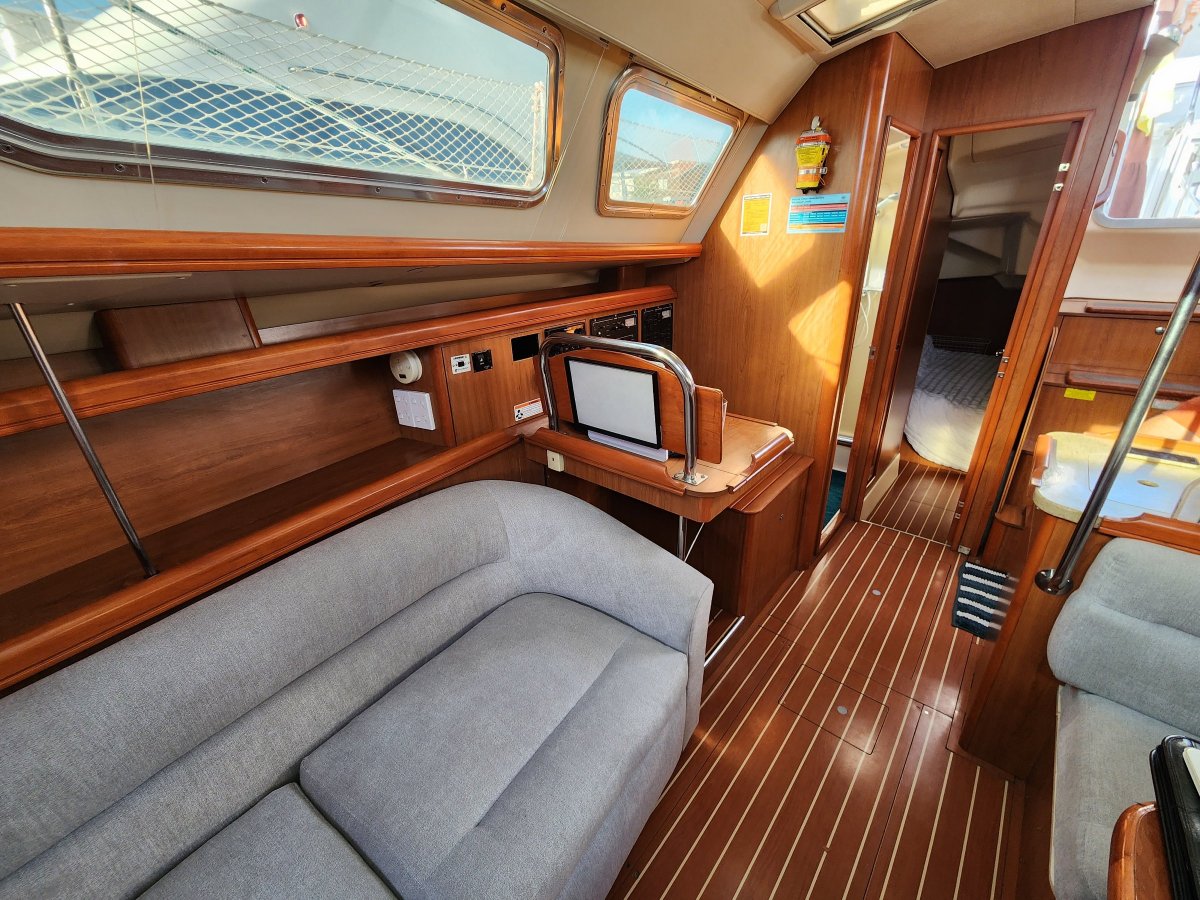 Used Hunter Yachts 41 Deck Saloon Aft Cabin World Cruiser for Sale