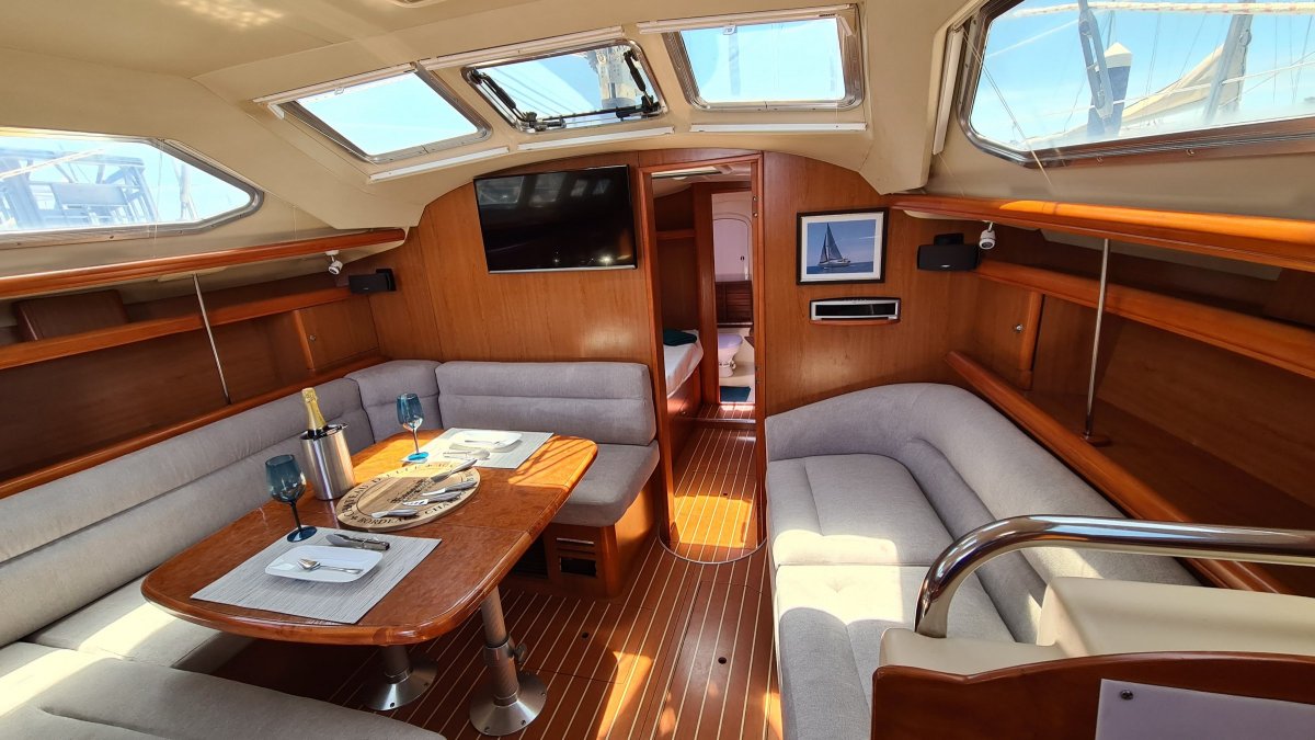 Used Hunter Yachts 41 Deck Saloon Aft Cabin World Cruiser for Sale