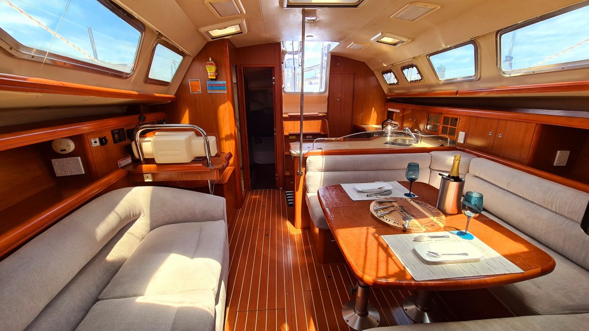 Used Hunter Yachts 41 Deck Saloon Aft Cabin World Cruiser for Sale