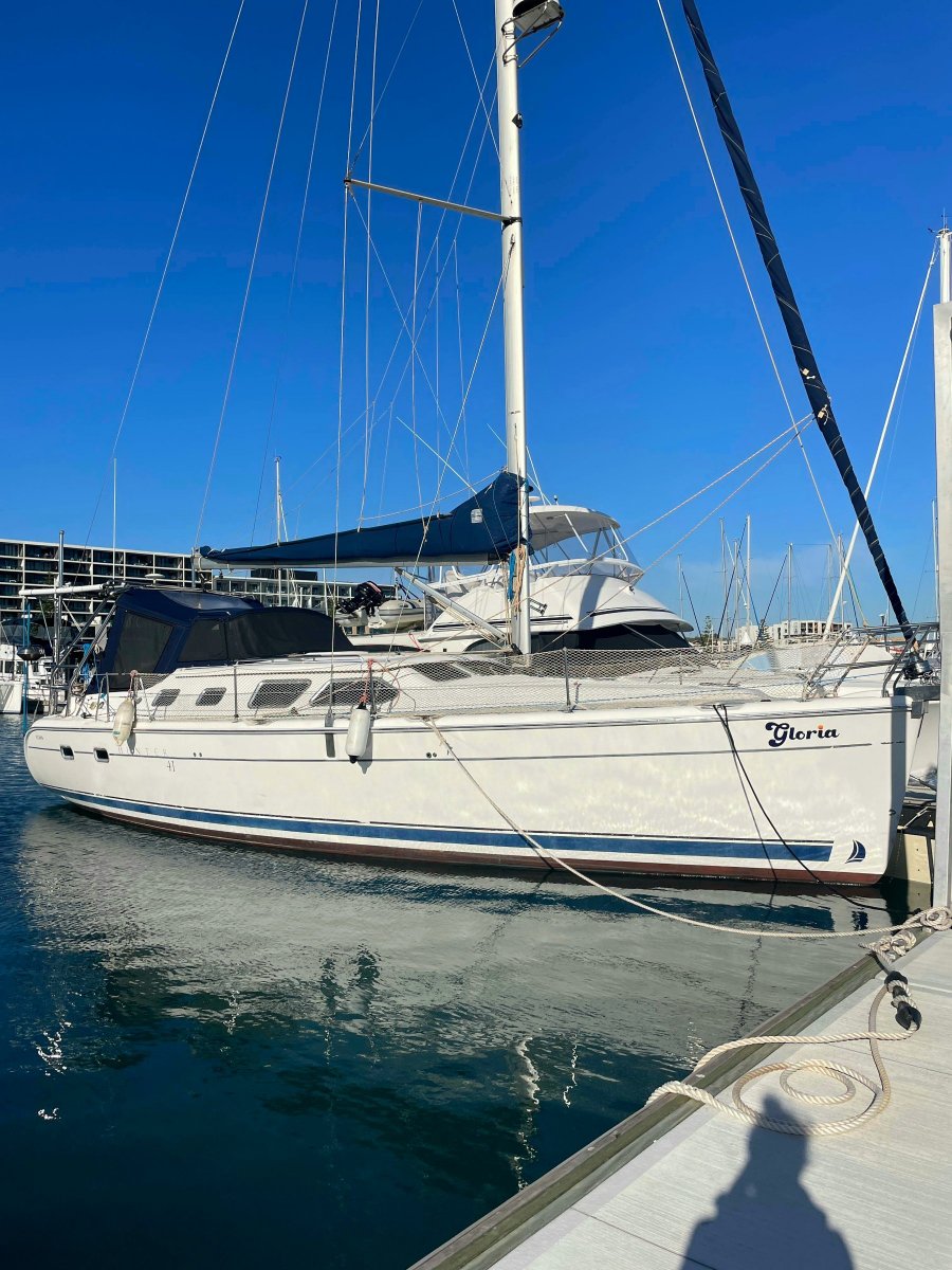 Used Hunter Yachts 41 Deck Saloon Aft Cabin World Cruiser for Sale