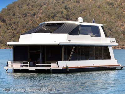 Flat Out Houseboat Holiday Home on Lake Eildon