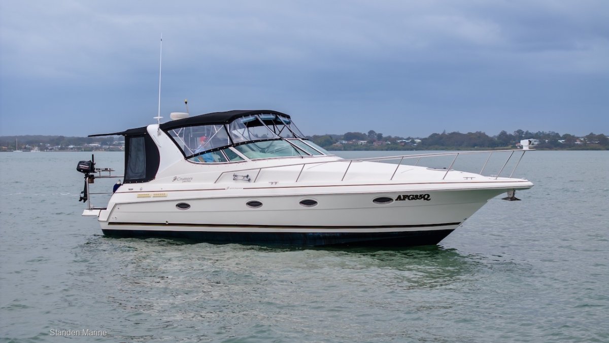 Cruisers Yachts 3372 Express