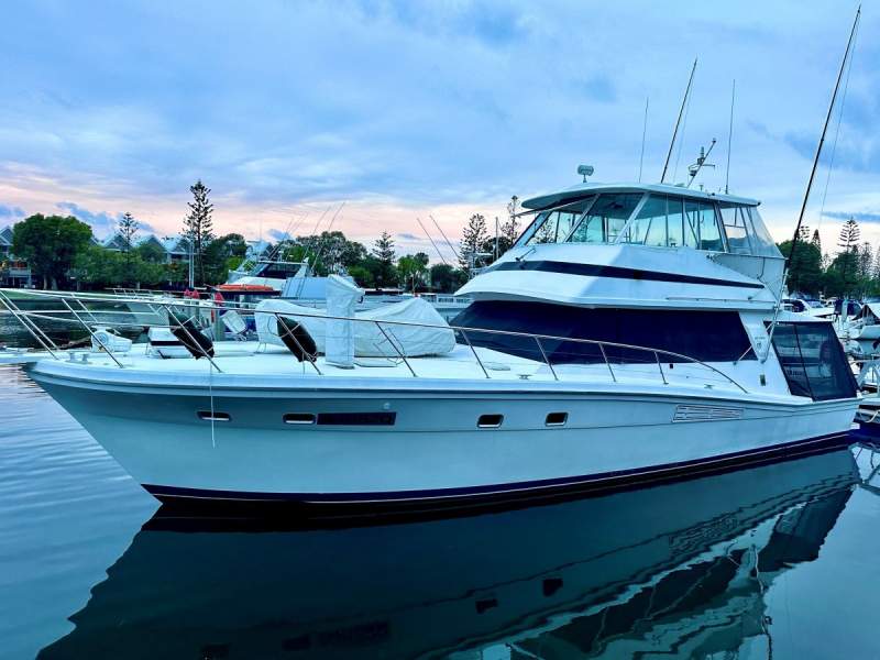 Riviera 52 Enclosed Flybridge