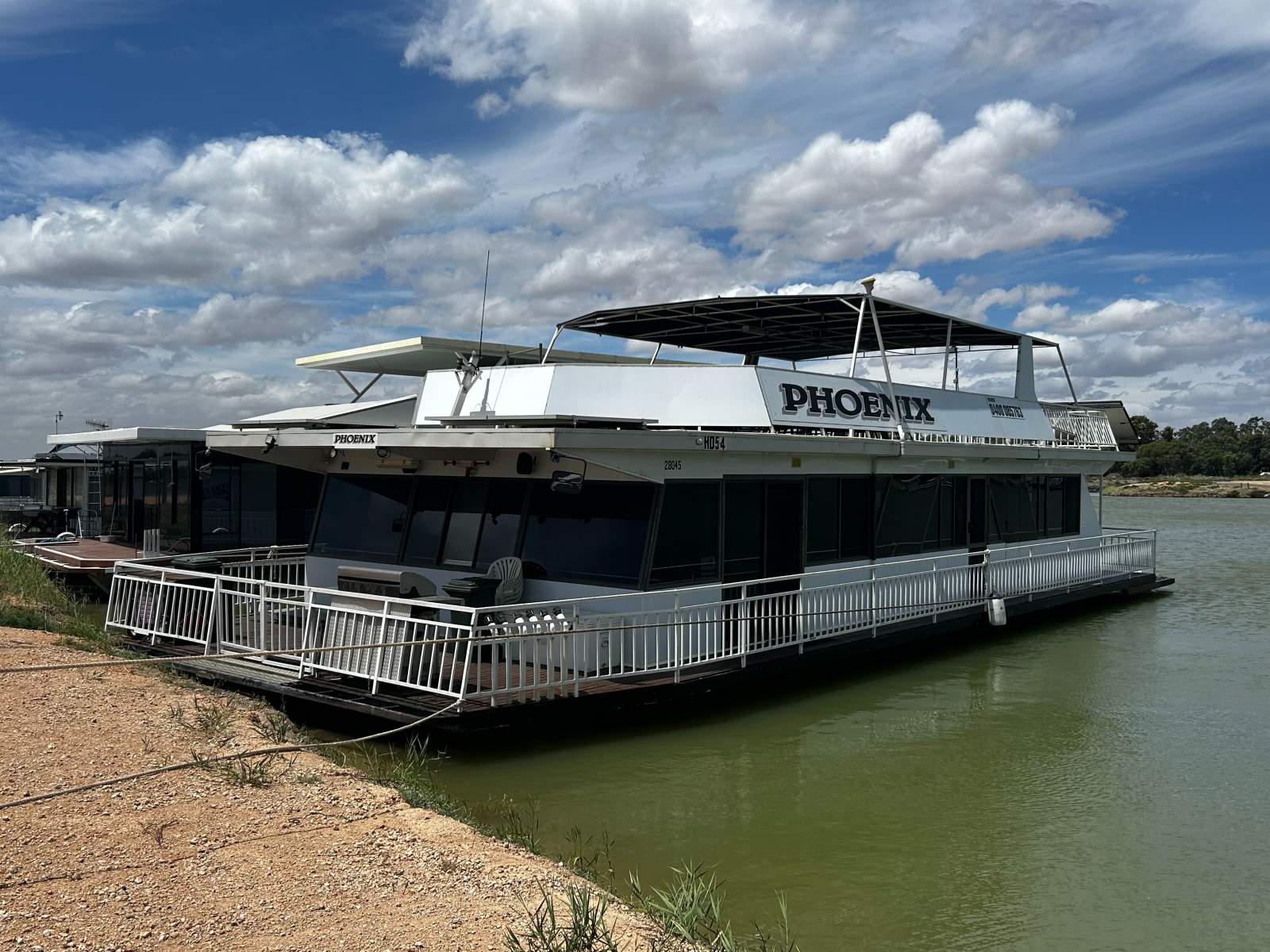 PHOENIX - Exceptional 4 Bedroom Houseboat
