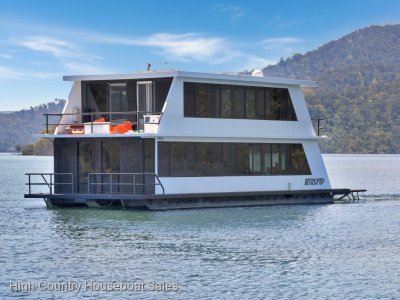 Intrepid Houseboat Holiday home on Lake Eildon