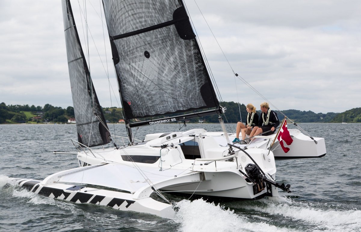 Dragonfly 25 Swing Wing Sport:Sister ship under sail