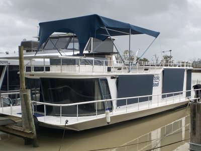 Coola Bindi is an off grid boat, cruise the Murray