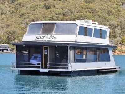 Suits Me Houseboat