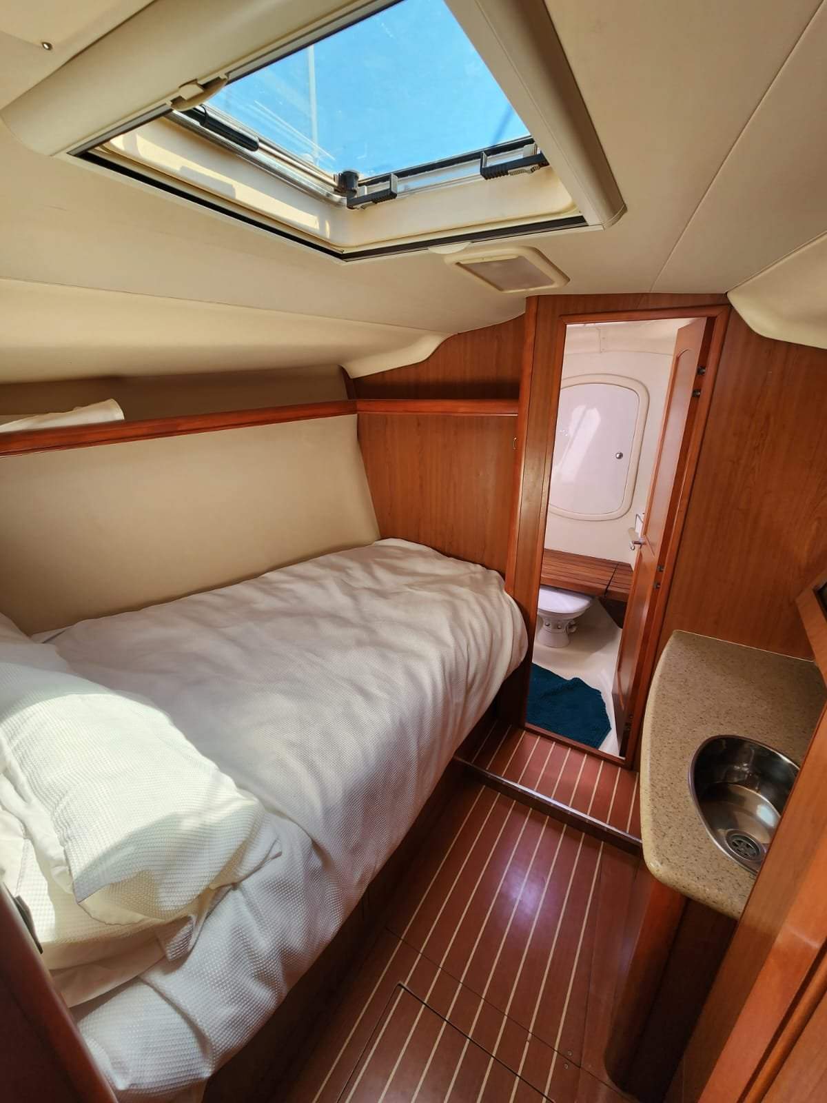 Hunter 41 Deck Salon -Fresh antifoul and ready to sail