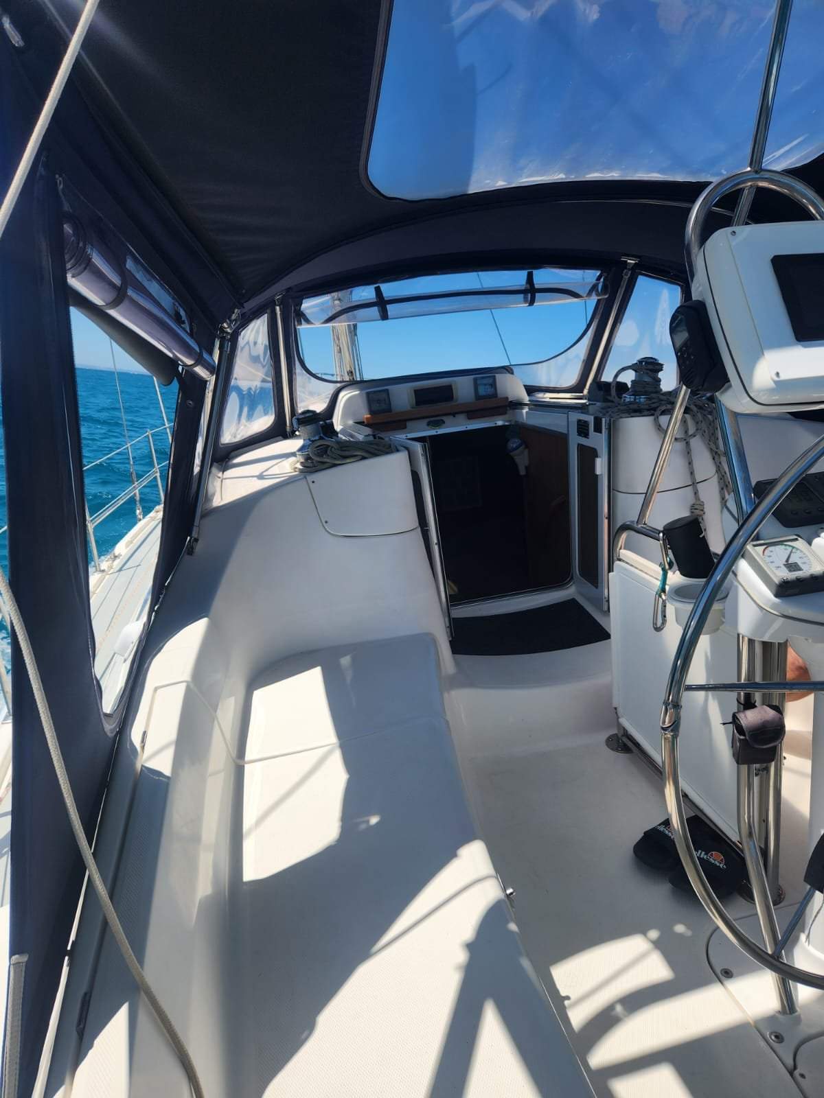 Hunter 41 Deck Salon -Fresh antifoul and ready to sail