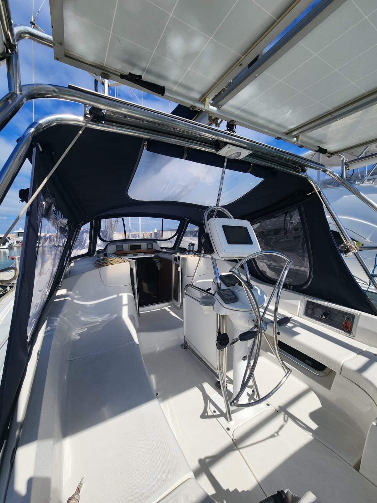 Hunter 41 Deck Salon -Fresh antifoul and ready to sail